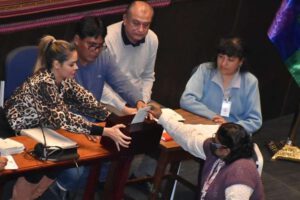 Votación de los legisladores para escoger un Defensor del Pueblo