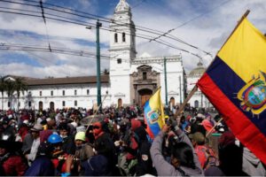 Diálogo con indígenas en Ecuador sobre subsidios y beneficios económicos