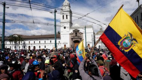Diálogo con indígenas en Ecuador sobre subsidios y beneficios económicos