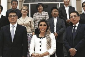 Gabriela Zapata junto a los ejecutivos de la CAMC