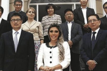 Gabriela Zapata junto a los ejecutivos de la CAMC