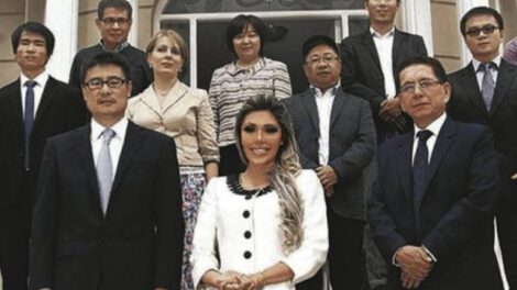 Gabriela Zapata junto a los ejecutivos de la CAMC