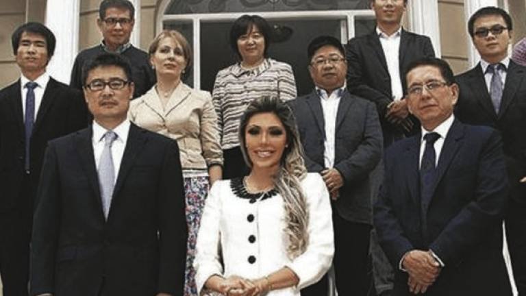Gabriela Zapata junto a los ejecutivos de la CAMC