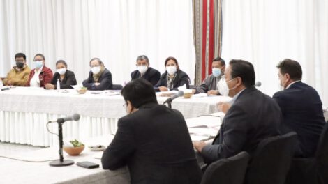 Gobierno se compromete a terminar obras en Potosí