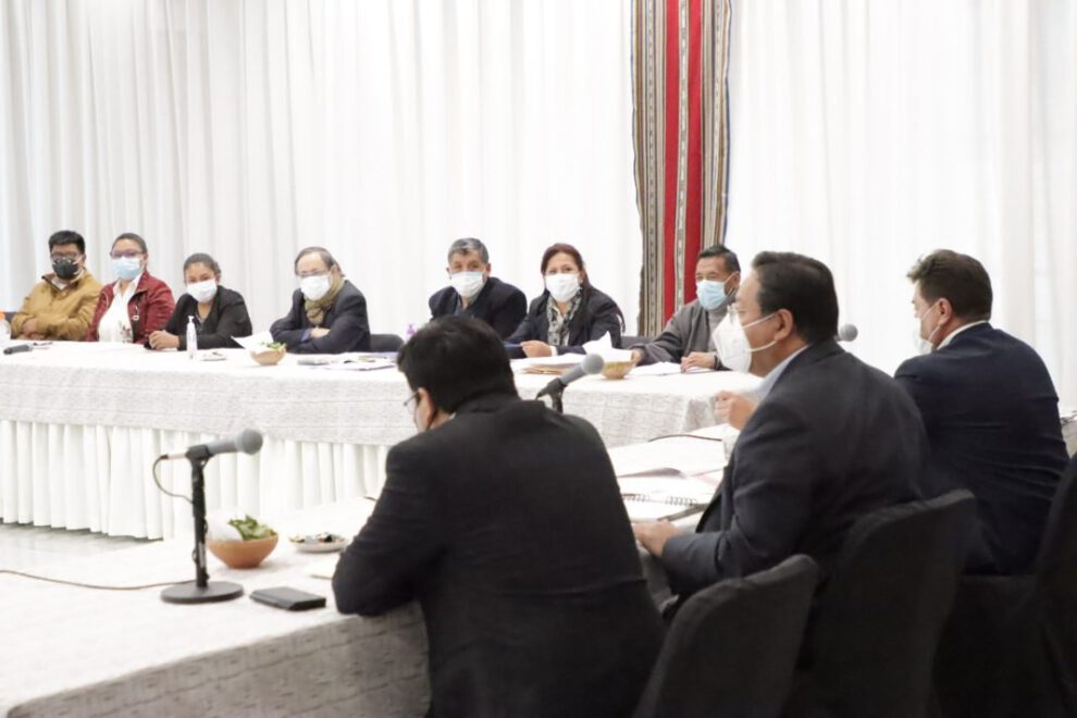 Gobierno se compromete a terminar obras en Potosí