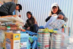 Madres revisando los productos del subsidio prenatal y de lactancia