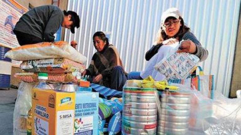 Madres revisando los productos del subsidio prenatal y de lactancia