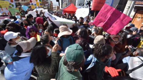 Marcha de madres contra subsidio en La Paz