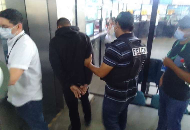 Piloto acusado de traficar cocaína en Santa Cruz