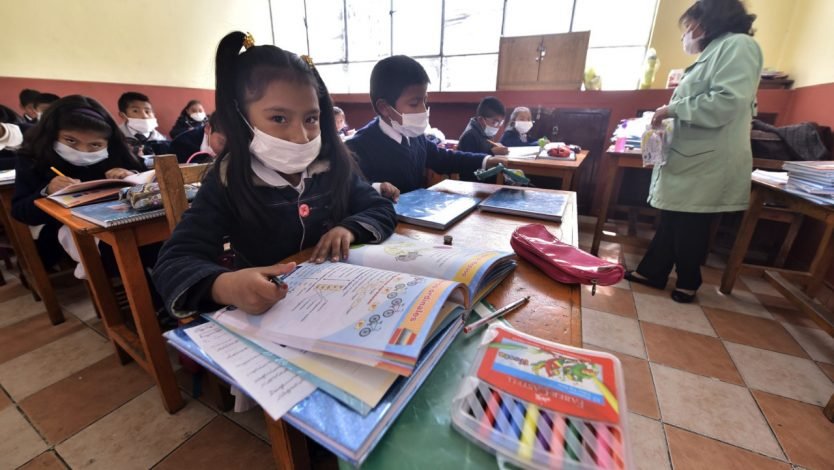 Niños con barbijos en las aulas debido al Covid-19