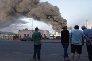 La gente observa nube de humo de incendio en el fondo después de un ataque con misiles en Odesa, Ucrania