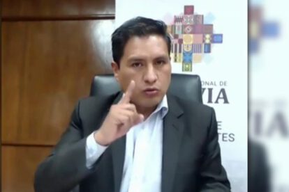 Ministro Auza amenaza con descuentos a médicos
