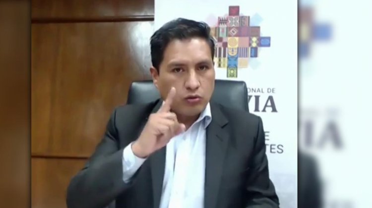 Ministro Auza amenaza con descuentos a médicos