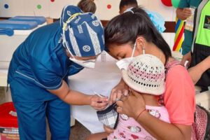 Vacunación a niños en Cochabamba tras muertes por Covid-19