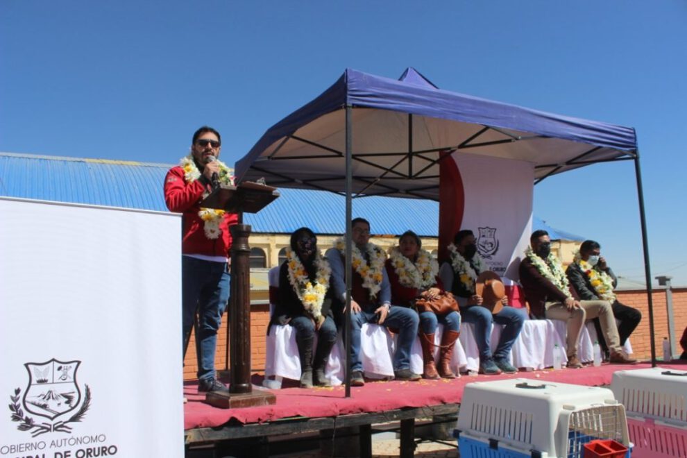 donación de losetas ecológicas por CBN para albergue de animales en Oruro