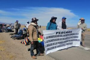 Marcha de campesinos de la Csutcb en busca de títulos de tierras