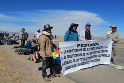 Marcha de campesinos de la Csutcb en busca de títulos de tierras