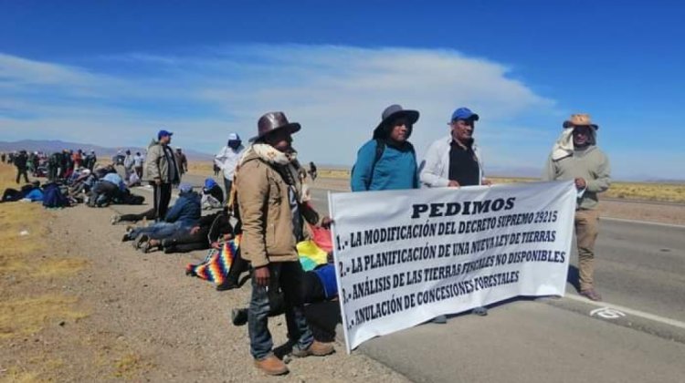 Marcha de campesinos de la Csutcb en busca de títulos de tierras