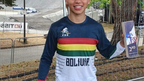 Sebastián Ordóñez en el podio del Mundial de BMX en Nantes
