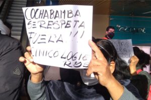 Cívicos cruceños agredidos por personas afines al MAS en aeropuerto de Cochabamba