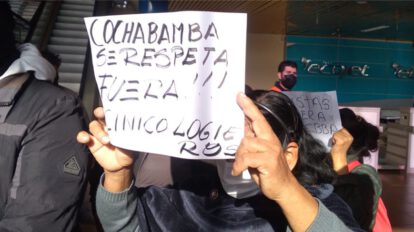 Cívicos cruceños agredidos por personas afines al MAS en aeropuerto de Cochabamba