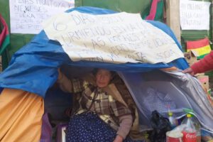 Desalojo de persona de la tercera edad en La Paz