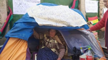 Desalojo de persona de la tercera edad en La Paz