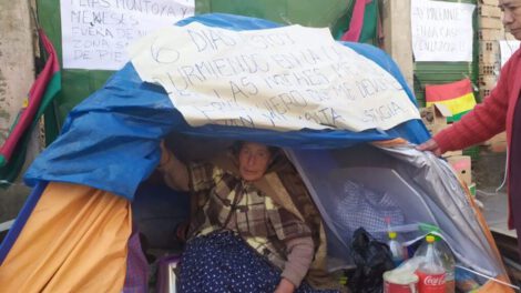 Desalojo de persona de la tercera edad en La Paz