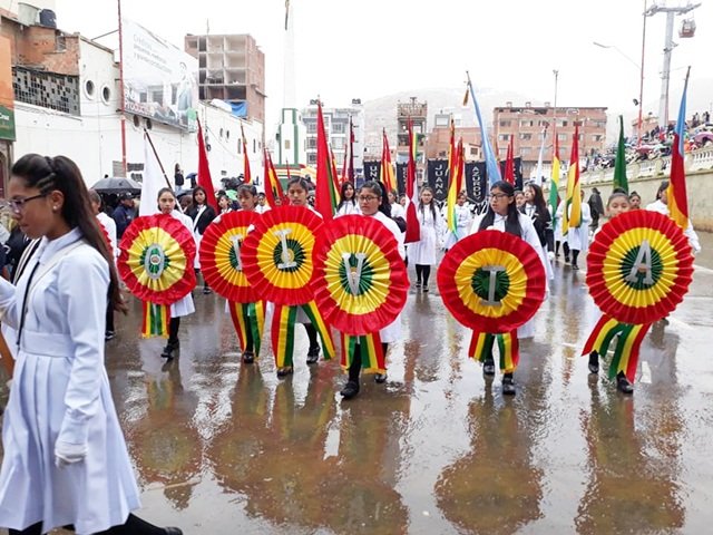 Desfiles cívicos en Oruro con medidas de bioseguridad