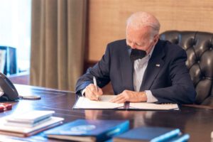 Joe Biden se recupera del Covid-19 y alaba a las vacunas