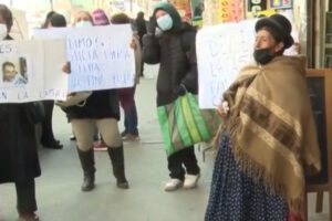 Vecinos y la adulta mayor exigen la restitución de la vivienda en Alto San Antonio