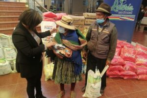 Ayuda benéfica a adultos mayores en Oruro