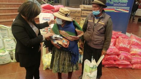 Ayuda benéfica a adultos mayores en Oruro
