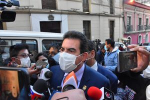 Manfred denuncia hostigamiento cuando viaja a otras regiones del país
