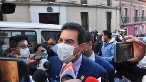 Manfred denuncia hostigamiento cuando viaja a otras regiones del país