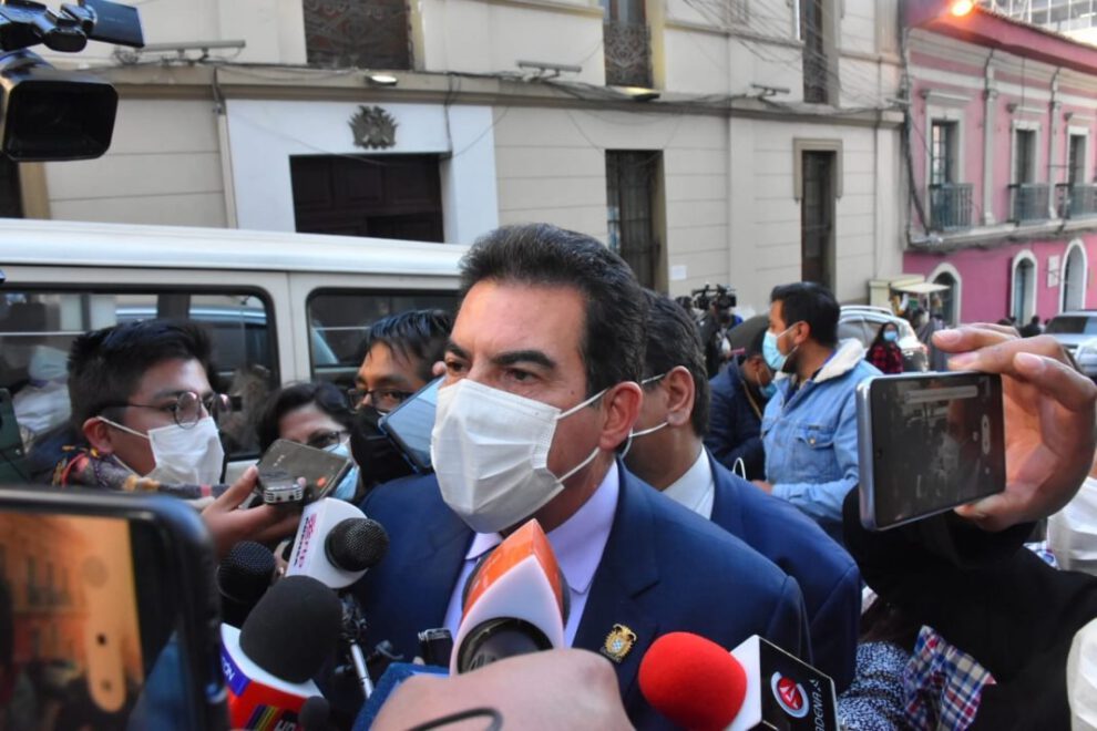 Manfred denuncia hostigamiento cuando viaja a otras regiones del país