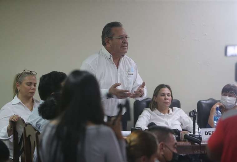 Expolicías absueltos EuroChronos piden restitución a sus cargos