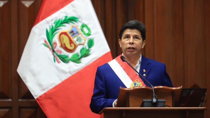 Pedro Castillo denuncia campaña en Perú para destituirlo