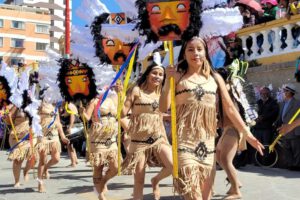Estudiantes compartiendo la cultura de su región en el Encuentro Cultural de Músicas y Danzas Autóctonas Originarias