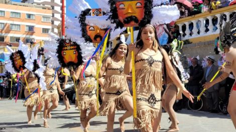 Estudiantes compartiendo la cultura de su región en el Encuentro Cultural de Músicas y Danzas Autóctonas Originarias