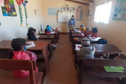 Estudiantes pasando clases durante la ampliación de vacación por Covid-19