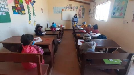 Estudiantes pasando clases durante la ampliación de vacación por Covid-19