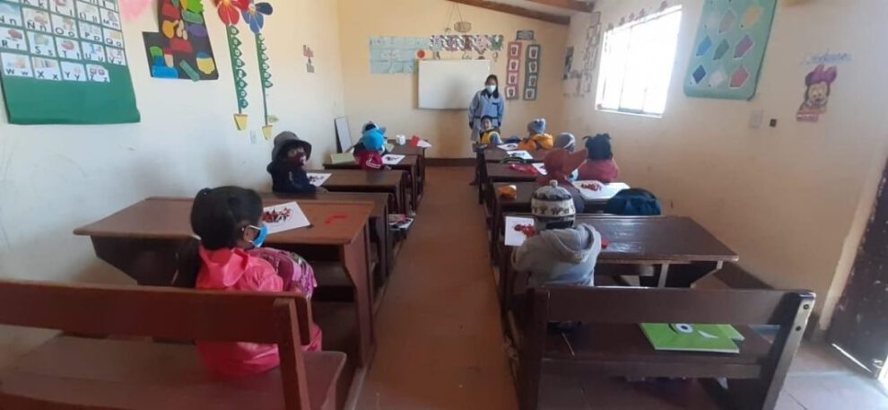 Estudiantes pasando clases durante la ampliación de vacación por Covid-19