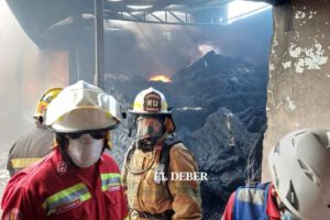 Incendio en Santa Cruz consume galpones de telas