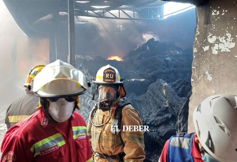 Incendio en Santa Cruz consume galpones de telas