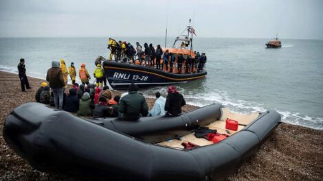 Inmigrantes cruzan el Canal de la Mancha hacia el Reino Unido