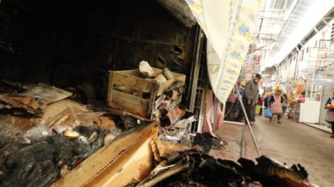 Incendio en Cochabamba afecta a dos casetas del mercado La Pampa