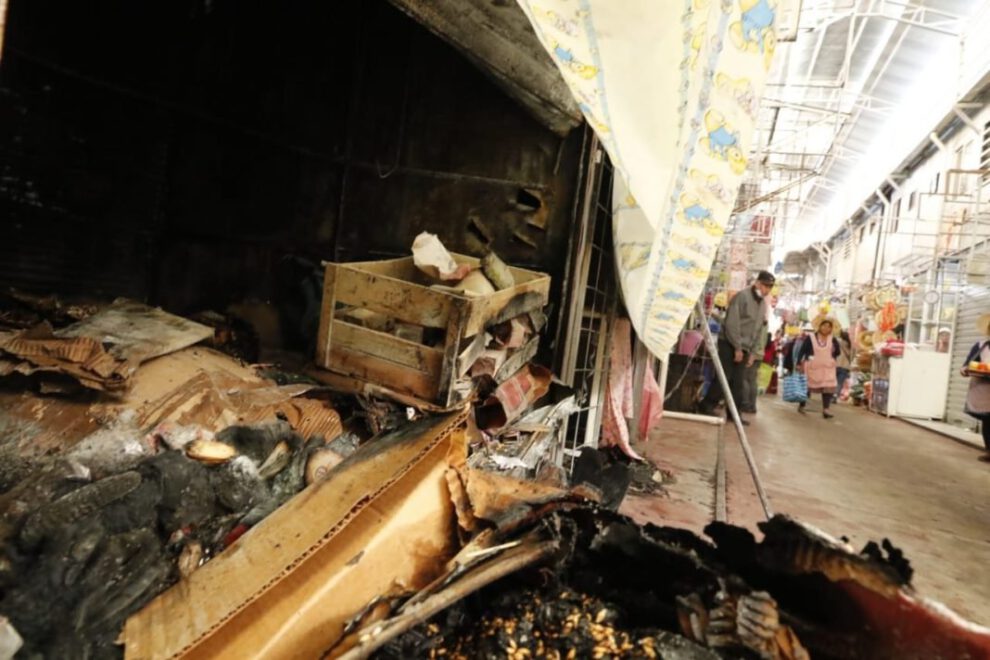 Incendio en Cochabamba afecta a dos casetas del mercado La Pampa