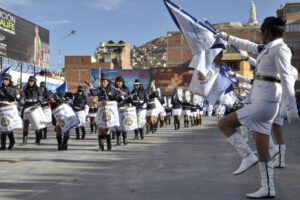 Desfiles cívicos escolares por el 6 de Agosto