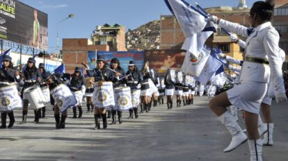 Desfiles cívicos escolares por el 6 de Agosto